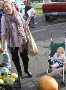 Caterer Donni Hall and granddaughter Grace shop at a farmers' market in Cody, Wyo. (Elijah Cobb - click to enlarge)