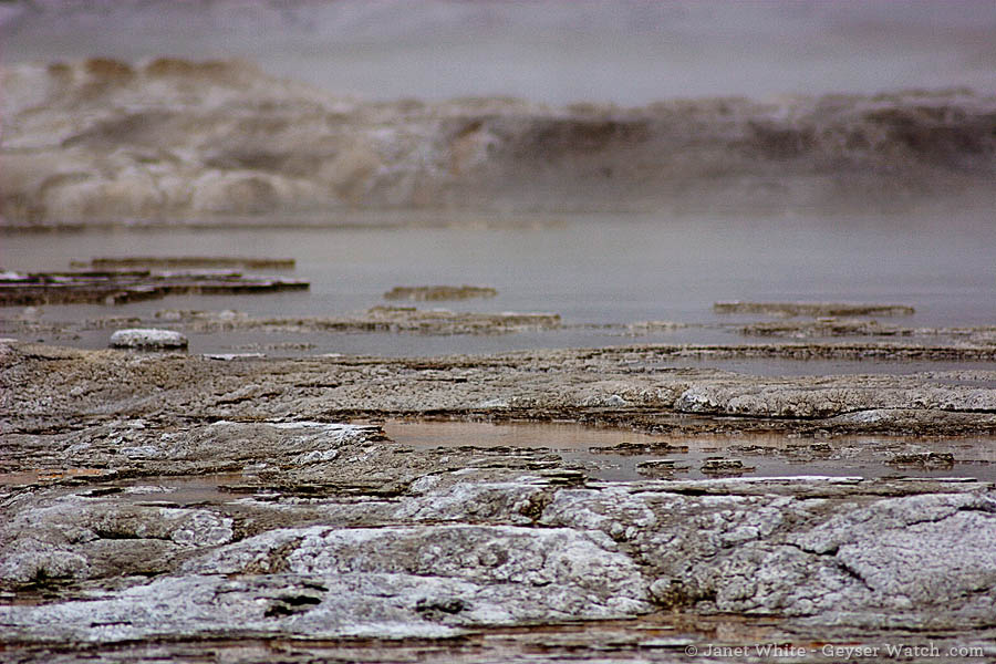 An "empty" pool at Grand Geyser. (©Janet White - click to enlarge) An "empty" pool at Grand Geyser. (©Janet White - click to enlarge)