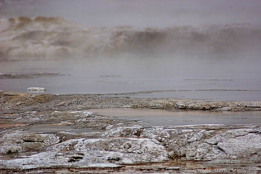 A 'full' pool at Grand Geyser. (©Janet White - click to enlarge) A 'full' pool at Grand Geyser. (©Janet White - click to enlarge)