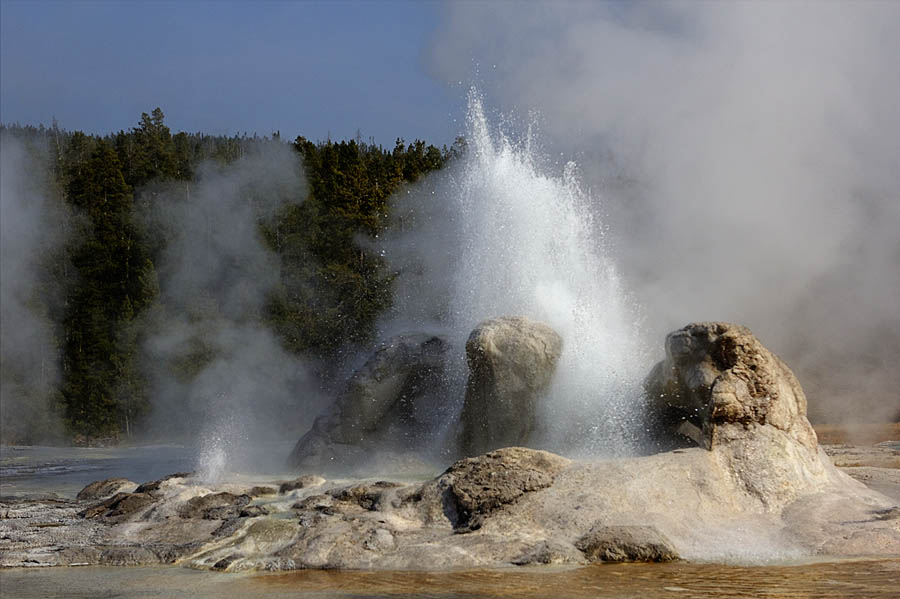 Grotto Geyser erupts during a long marathon eruption on 22 Sept 2012. (Janet White/Geyser Watch - click to enlarge)